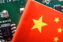Theo chuyên gia, Trung Quốc có thể hứng thêm lệnh hạn chế về chip trong năm nay (Ảnh: CNBC)
