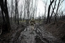 Một quân nhân Ukraine đi bộ gần Pokrovsk ở vùng Donetsk, Ukraine, vào ngày 20/11. Ảnh: Reuters.