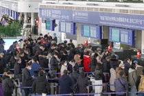 Hành khách ra nước ngoài xếp hàng làm thủ tục tại sân bay quốc tế ở Yên Đài, tỉnh Sơn Đông, Trung Quốc (Ảnh: Getty)