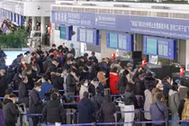 Hành khách ra nước ngoài xếp hàng làm thủ tục tại sân bay quốc tế ở Yên Đài, tỉnh Sơn Đông, Trung Quốc (Ảnh: Getty)