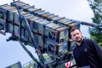 Tổng thống Ukraine Volodymyr Zelensky trước hệ thống tên lửa phòng không Patriot tại Đức, tháng 6/2024. Ảnh: Getty.