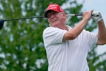 Ông Donald Trump chơi golf ở bang New Jersey vào ngày 28/7/2022 (Ảnh: AP)