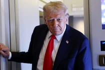 Tổng thống Mỹ Donald Trump phát biểu với các phóng viên trên chuyên cơ Không lực Một. Ảnh: Getty.