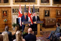 Tổng thống Mỹ Donald Trump và Thủ tướng Anh Keir Starmer tổ chức họp báo sau cuộc gặp tại Chequers, gần Aylesbury, Anh ngày 18/9. Ảnh: Reuters.