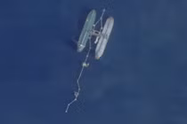 Hình ảnh vệ tinh cho thấy tàu chở dầu Skipper và một tàu khác ngoài khơi cảng Port Jose, Venezuela, vào ngày 18/11. Ảnh: Reuters.