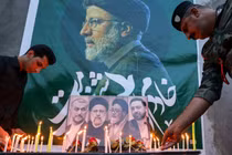 Người dân Iraq đặt hoa và thắp nến tưởng niệm cố Tổng thống Iran Ebrahim Raisi bên ngoài Đại sứ quán Iran ở Baghdad ngày 20/5 (Ảnh: AFP)