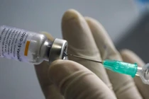 Người đàn ông ở Italy bị bắt giữ sau khi mang tay giả đi tiêm vaccine COVID-19 (Ảnh: Guardian)
