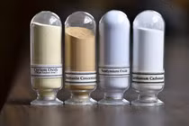 Các mẫu đất hiếm từ trái sang phải, Cerium oxide, Bastnasite, Neodymium oxide và Lanthanum carbonate được trưng bày tại Mountain Pass, California. Ảnh: Reuters.