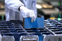 Pin mặt trời là mục tiêu mới nhất của thuế quan Mỹ, với mức thuế lên tới 3.521% đối với hàng nhập khẩu từ Đông Nam Á. Ảnh: Getty.