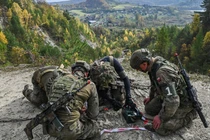 Binh lính NATO tham gia tập trận trong cuộc tập trận quân sự Recon Clash-22 vào ngày 15/10/2022 tại Solina, Ba Lan. Ảnh: Getty.