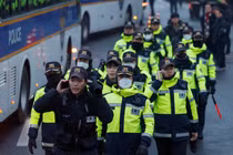 Lực lượng cảnh sát tại khu vực gần nơi ở của Tổng thống Yoon Suk Yeol. Ảnh: Reuters.