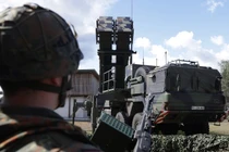 Một quân nhân dự bị đứng cạnh bệ phóng của hệ thống tên lửa Patriot ở Munster, Đức ngày 18/4/2024 (Ảnh: Getty)