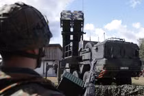 Một quân nhân dự bị đứng cạnh bệ phóng của hệ thống tên lửa Patriot ở Munster, Đức ngày 18/4/2024 (Ảnh: Getty)