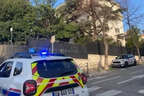 Cảnh sát Pháp có mặt trước Lãnh sự quán Nga ở Marseille sau khi vụ việc xảy ra. Ảnh: Moscow Times.