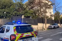 Cảnh sát Pháp có mặt trước Lãnh sự quán Nga ở Marseille sau khi vụ việc xảy ra. Ảnh: Moscow Times.