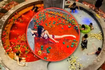 Một nhà tắm công cộng ở Trung Quốc đang cung cấp dịch vụ "tắm lẩu", nơi du khách ngâm mình trong "súp ớt", khẳng định rằng trải nghiệm này giúp tăng cường lưu thông máu và làm đẹp. Ảnh: SCMP.