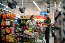 Hoạt động chi tiêu của người tiêu dùng Mỹ đã giảm trong tháng 10 (Ảnh: Reuters)