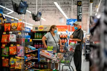 Hoạt động chi tiêu của người tiêu dùng Mỹ đã giảm trong tháng 10 (Ảnh: Reuters)