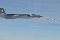 Bayraktar Kizilelma phóng tên lửa không đối không dẫn đường bằng radar. Ảnh: MW.