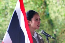 Thủ tướng Thái Lan Paetongtarn Shinawatra phát biểu với các viên chức hành chính tại Trung đoàn bộ binh số 12, Tiểu đoàn bộ binh số 3 tại một thị trấn biên giới Thái Lan-Campuchia ngày 26/6. Ảnh: Reuters.