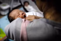 Một em bé chào đời ở Seoul. Các nhà hoạch định chính sách Hàn Quốc trong nhiều năm đã tìm kiếm các biện pháp để thúc đẩy tỷ lệ sinh (Ảnh: Reuters)