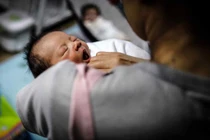 Một em bé chào đời ở Seoul. Các nhà hoạch định chính sách Hàn Quốc trong nhiều năm đã tìm kiếm các biện pháp để thúc đẩy tỷ lệ sinh (Ảnh: Reuters)