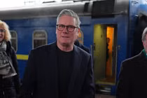 Thủ tướng Anh Keir Starmer được các quan chức tiếp đón tại ga xe lửa Kiev, Ukraine. Ảnh: BBC.