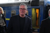Thủ tướng Anh Keir Starmer được các quan chức tiếp đón tại ga xe lửa Kiev, Ukraine. Ảnh: BBC.