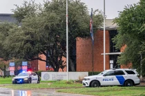 Lực lượng thực thi pháp luật có mặt tại hiện trường vụ xả súng ở văn phòng Cơ quan Thực thi Di trú và Hải quan (ICE) tại Dallas, Texas, Mỹ ngày 24/9. Ảnh: Reuters.