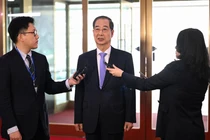 Thủ tướng Hàn Quốc Han Duck-soo phát biểu với giới truyền thông khi ông đến Khu phức hợp Chính phủ ở Seoul vào ngày 24/3. Ảnh: Reuters.