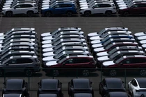 Xe thể thao đa dụng Subaru và xe điện Tesla đang chờ vận chuyển đang đỗ tại một cảng vào ngày 7/1 tại Yokohama, Nhật Bản. Ảnh: Getty.