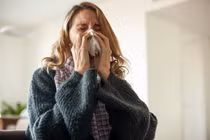 Về cơ bản, các triệu chứng do Omicron gây ra giống với ở các biến chủng khác, nhưng vẫn có các triệu chứng khác (Ảnh minh họa: HuffingtonPost).