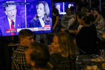 Người Mỹ theo dõi cuộc tranh luận đầu tiên giữa ông Donald Trump và ông Kamala Harris (Ảnh: Getty)