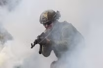 Một tân binh trẻ của Lữ đoàn cơ giới độc lập số 72 Chorni Zaporozhtsi của Lực lượng vũ trang Ukraine tham dự một cuộc tập trận tại khu vực Kiev, Ukraine ngày 5/4. Ảnh: Reuters.