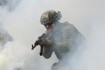 Một tân binh trẻ của Lữ đoàn cơ giới độc lập số 72 Chorni Zaporozhtsi của Lực lượng vũ trang Ukraine tham dự một cuộc tập trận tại khu vực Kiev, Ukraine ngày 5/4. Ảnh: Reuters.