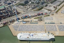 Xe ô tô xuất khẩu gần cảng Thiên Tân ngày 30/6/2023 (Ảnh: Bloomberg)