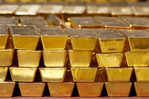 Giá vàng tiệm cận đỉnh cũ, vượt ngưỡng 2.040 USD/ounce (Ảnh: NPR)