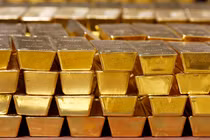 Giá vàng tiệm cận đỉnh cũ, vượt ngưỡng 2.040 USD/ounce (Ảnh: NPR)