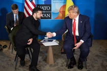 Tổng thống Mỹ Donald Trump và Tổng thống Ukraine Volodymyr Zelensky tham dự cuộc họp bên lề hội nghị thượng đỉnh NATO tại The Hague. Ảnh: Reuters.