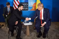 Tổng thống Mỹ Donald Trump và Tổng thống Ukraine Volodymyr Zelensky tham dự cuộc họp bên lề hội nghị thượng đỉnh NATO tại The Hague. Ảnh: Reuters.