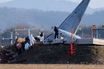 Các quan chức tham gia điều tra tại địa điểm máy bay Boeing 737-800 của hãng hàng không Jeju Air bị rơi và bốc cháy tại sân bay quốc tế Muan ngày 1/1. Ảnh: AFP.