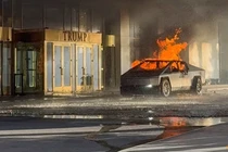 Ngọn lửa bốc lên từ chiếc Tesla Cybertruck sau khi nó phát nổ bên ngoài Khách sạn Trump International ở Las Vegas, Nevada, Mỹ vào ngày 1/1. Ảnh: Reuters.