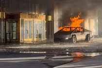 Ngọn lửa bốc lên từ chiếc Tesla Cybertruck sau khi nó phát nổ bên ngoài Khách sạn Trump International ở Las Vegas, Nevada, Mỹ vào ngày 1/1. Ảnh: Reuters.