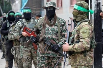 Các chiến binh Hamas tuần tra trong bối cảnh lệnh ngừng bắn với Israel, ở trung tâm Dải Gaza, ngày 7/2. Ảnh: Reuters.