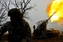 Một quân nhân Nga đang bắn pháo tự hành 2S7 Malka về phía vị trí của quân Ukraine. Ảnh: Sputnik.