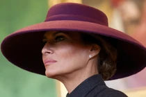 Đệ nhất phu nhân Mỹ Melania Trump đã đội một chiếc mũ che mặt khác, tương tự như chiếc mũ bà đội trong lễ nhậm chức của chồng, trong chuyến thăm cấp nhà nước gần đây nhất của họ tới Vương quốc Anh. Ảnh: Reuters.