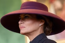 Đệ nhất phu nhân Mỹ Melania Trump đã đội một chiếc mũ che mặt khác, tương tự như chiếc mũ bà đội trong lễ nhậm chức của chồng, trong chuyến thăm cấp nhà nước gần đây nhất của họ tới Vương quốc Anh. Ảnh: Reuters.