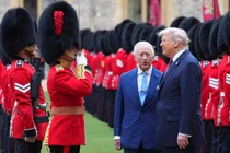 Tổng thống Mỹ Donald Trump và Vua Charles III của Anh duyệt đội danh dự sau khi đến Lâu đài Windsor ở Windsor, Anh ngày 17/9. Ảnh: Reuters.