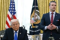 Tổng thống Mỹ Donald Trump lắng nghe Bộ trưởng Quốc phòng Pete Hegseth phát biểu trong một sự kiện tại Phòng Bầu dục hôm 21/3. Ảnh: AFP.