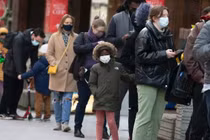 Mặc dù chỉ gây triệu chứng nhẹ, nhưng số ca tử vong do Omicron đã vượt Delta giai đoạn đỉnh dịch (Ảnh: AP)